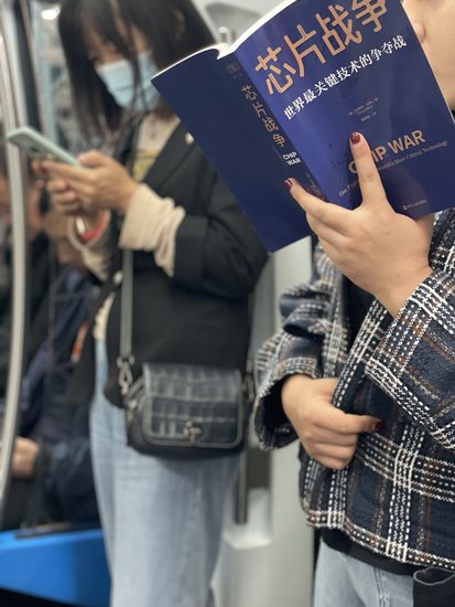 拍北京地铁上的读书人第六年：在熟悉的生活中享受奇遇