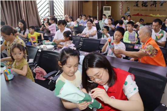 泰州市姜堰区罗塘街道：老少志愿者携手陪孩子过“七夕”