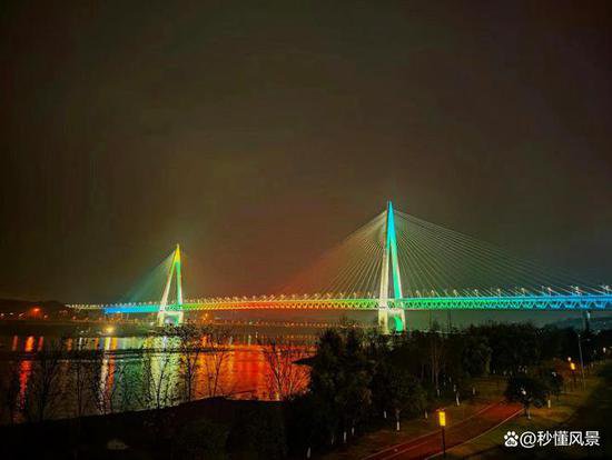 重庆目前非常火爆的江滩公园，就因为一座大桥，上万人来参观！