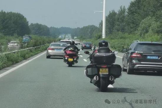 摩托车在高速公路上行驶到底<em>安不安全</em>？