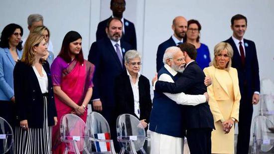 马克龙出访印度，被印度总理疯狂安利扫码支付，中国网友：我们...