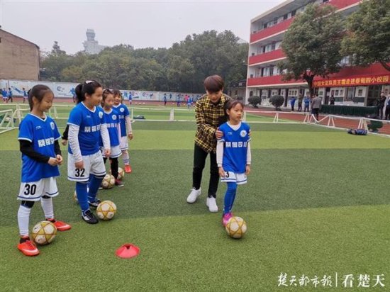 “亚洲足球小姐”王霜走进校园，小学生与偶像同场<em>竞技</em>