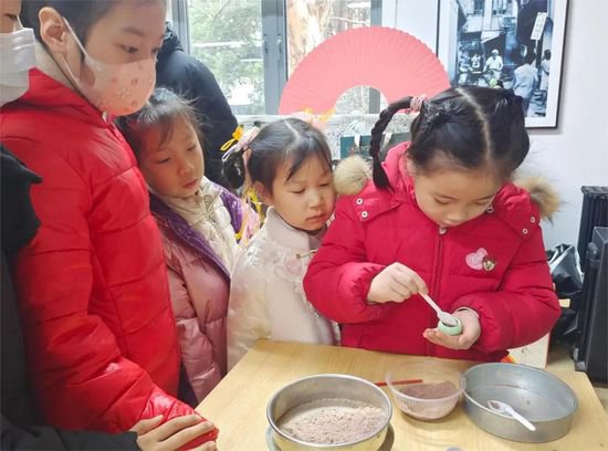 孩子们走进<em>中草药</em>世界，探索中国传统文化
