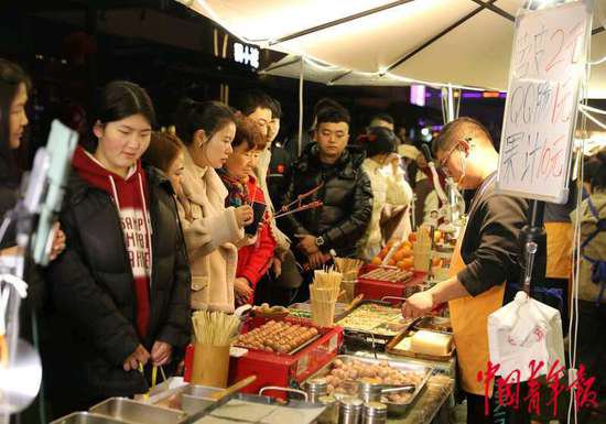 重庆：新春夜市人气旺 美食飘香年味浓
