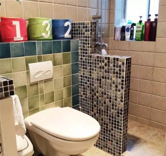 小卫生间不要装玻璃淋浴房了，这种设计<em>更省钱</em>省空间，太聪明了