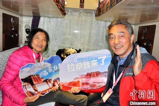 青藏<em>集团公司</em>今年首趟青甘藏大环线旅游专列在西宁开行
