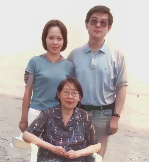 2000年，<em>李</em>敏和儿子儿媳的合影，看<em>李</em>敏的长相，和毛主席真像