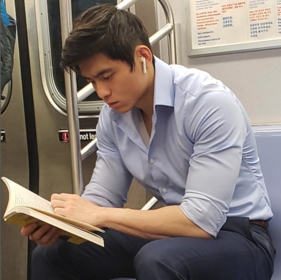 在地铁上遇到认真<em>看书</em>的心动男生怎么办？<em>在线</em>等！挺急的！