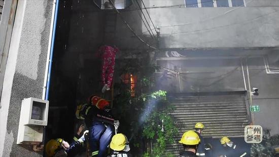 <em>广州出租屋</em>起火2人趴窗求救 消防员到场架梯破窗救援