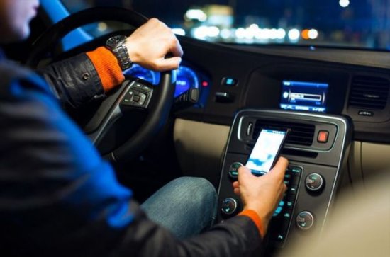 法国新法律禁止驾驶员在汽车<em>上</em>使用智能<em>手机</em>