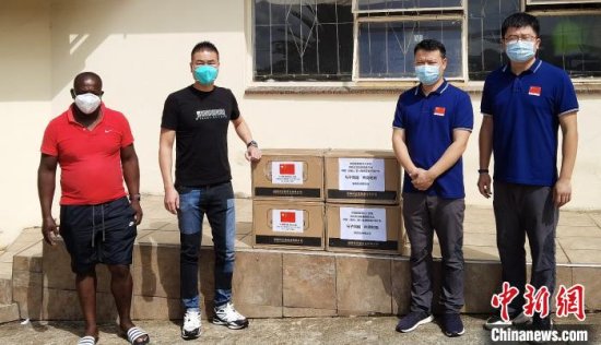 <em>中国援助</em>莱索托医疗队向当地华商总会赠送抗疫药物