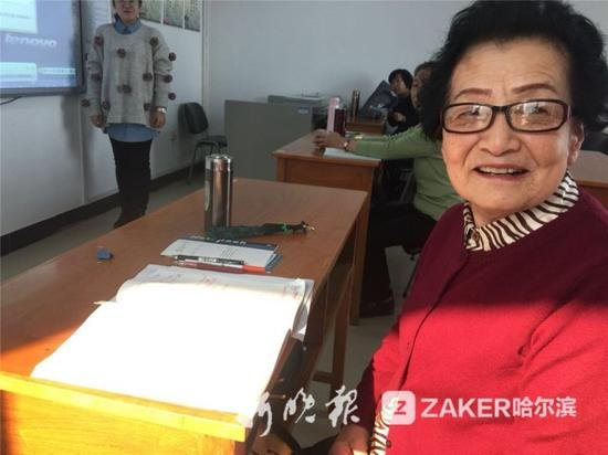 哈尔滨学霸李奶奶 83岁学英语声乐国学坚持写日记