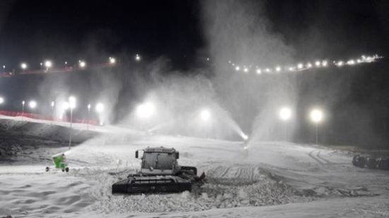 青格里狼山国际滑雪场开启试造雪模式