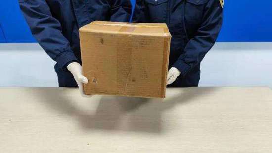 <em>深圳</em>邮局海关在转运货物中查获海洛因1565.6克