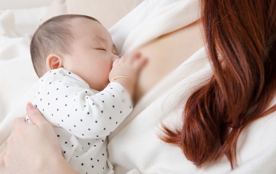 宝宝2岁前，尽量选择母乳喂养，以免错过增强免疫力的关键期