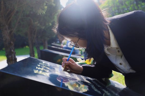 阜阳师范大学青年志愿者为烈士墓碑“描金”