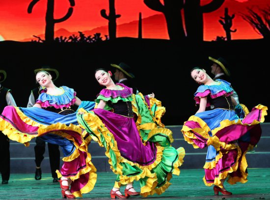 哈萨克斯坦<em>歌舞</em>在第六届新疆国际民族<em>舞蹈</em>节上演