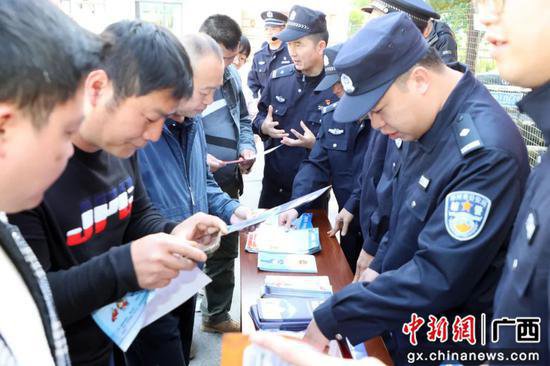 柳州柳北警方开展预防非法集资宣传工作