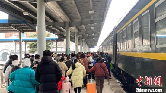 国铁集团郑州局迎来春运以来客流最高峰