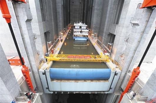 图文：世界最大“升船电梯”<em>三峡大坝</em>试验成功