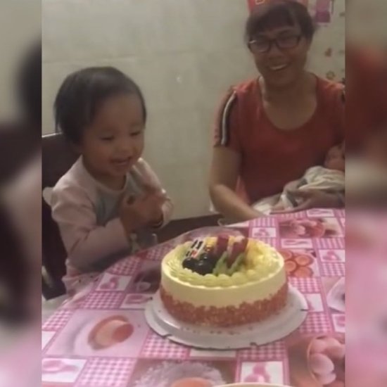 小女孩迫不及待地拆自己“生日蛋糕”的包装，网友：好利落的...