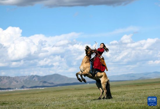 蒙古国：“游牧民族”世界文化节上的马术表演