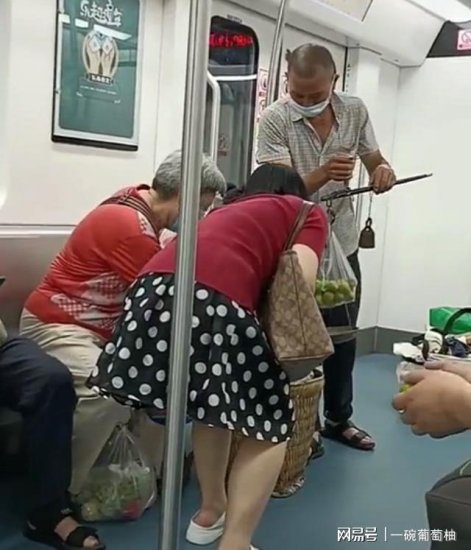 <em>重庆大叔坐</em>地铁去卖李子，没到站就被一扫而光，乘客：太甜太...