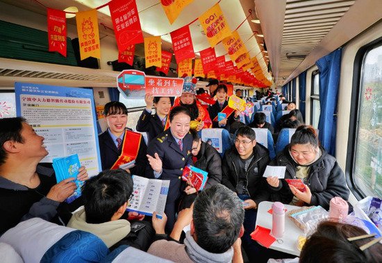 第4届列车企业招聘会在甬广列车上举办