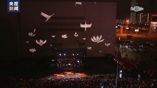 悼念遇难者<em> 莫斯科</em>遭袭音乐厅旁举行纪念音乐会