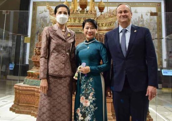 两国第一夫人同框，65岁越南第一夫人绝美，奥黛碾压泰式礼服