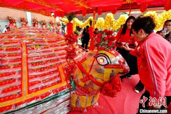 （新春走基层）福建泉州：两岸妈祖宫携手 “乞龟”祈愿和平