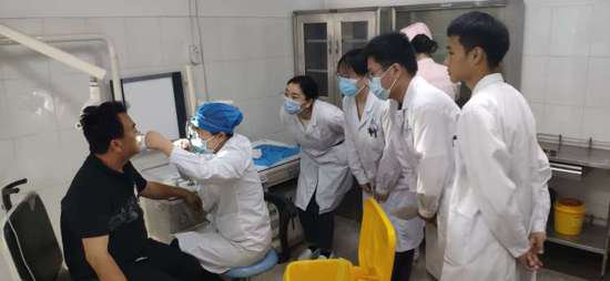 鄢陵县人民医院<em>五官科</em>组织教学查房提升助理全科医生培训质量。