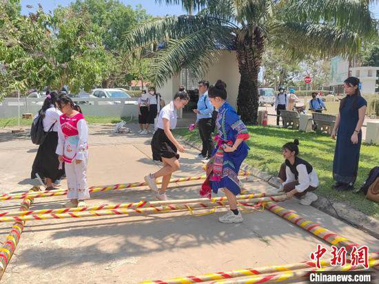 柬埔寨国立马德望大学孔子学院的中柬“文化盛宴”