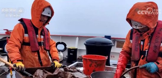 中国第13次北冰洋科学考察进行时：24小时连续科考 面临哪些挑战...