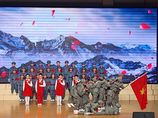 <em>滁州</em>天长市500余名中小学生以诗词为媒吟诵红色经典