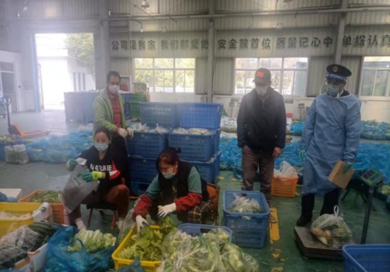 上海一<em>社区团购</em>蔬菜套餐缩水 到手仅有1根莴笋，2只番茄和3棵...