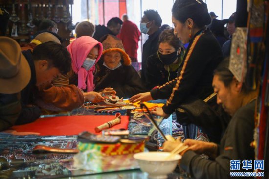 西藏拉萨：逛年货大集 品浓浓年味
