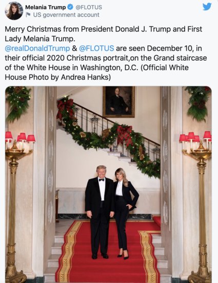 美国第一夫人梅拉尼娅公布白宫圣诞<em>官方照片</em> 夫妇二人身着“燕尾...