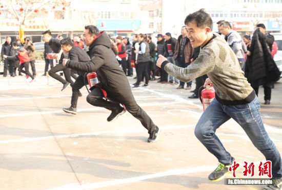 汉皇故里江苏丰县民众参加传统民俗欢乐运动闹元宵
