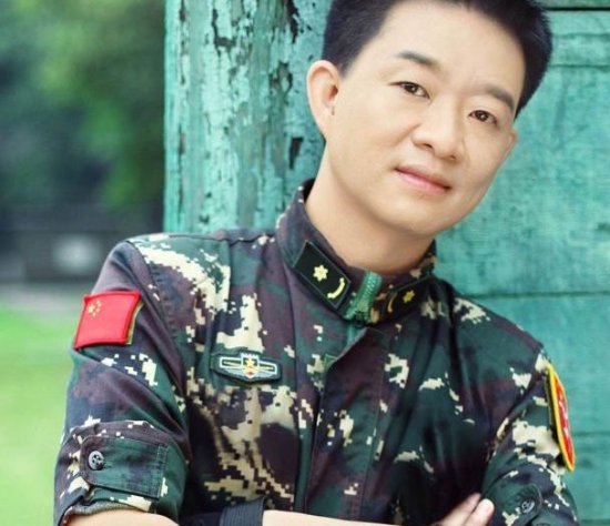 他年轻时不输蔡国庆，是军营民谣的创始人，消失10年后活成这样