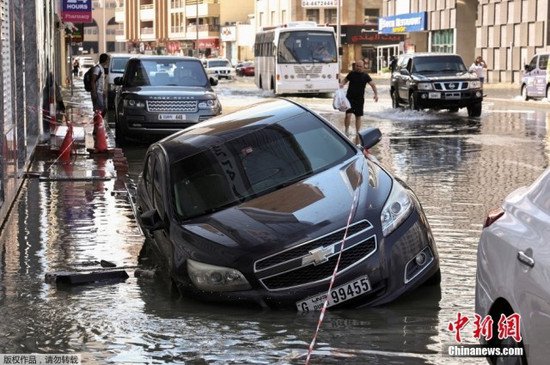 阿联酋遭遇75年来最大降雨 积水严重部分交通瘫痪