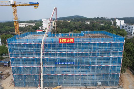 <em>南宁市</em>江西中学项目学生宿舍楼项目主体结构顺利封顶