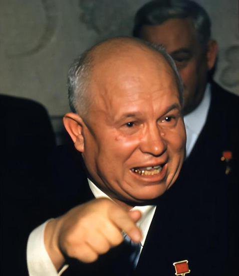 59年赫鲁晓夫<em>指责</em>周恩来不懂外交，毛主席：那我也送你一顶帽子