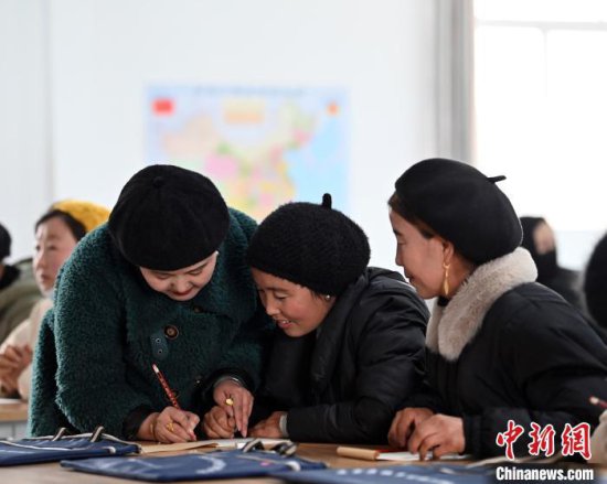 甘肃广河妇女迎台胞台企“爱心班”：初学识字，出门不怕了