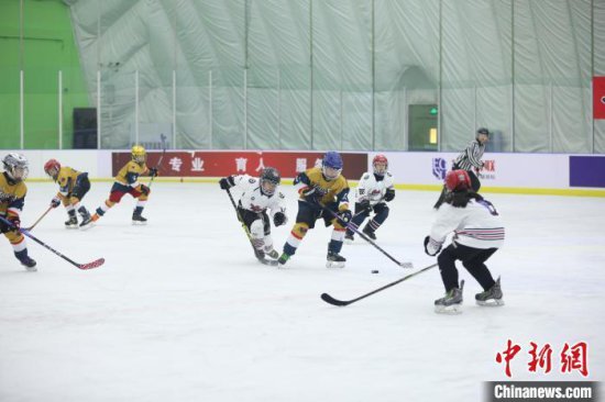 中俄青少年冰球<em>俱乐部</em>邀请赛在哈尔滨举行