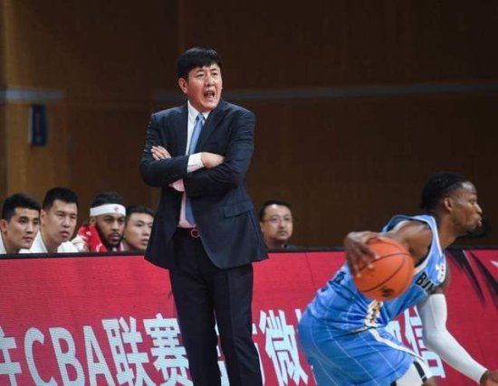 没风度！丁伟疑似赛后不满李春江，上海男篮输球又输人
