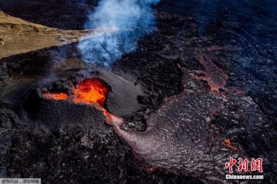 冰岛火山持续喷发 岩浆从<em>心形</em>火山口涌出