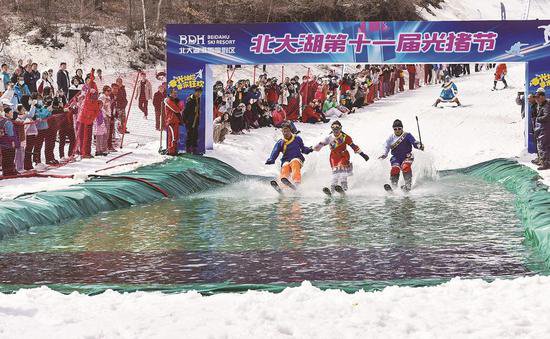 吉林市<em>北大湖滑雪场</em>举办“光猪节” 大批滑雪爱好者体验趣味滑雪