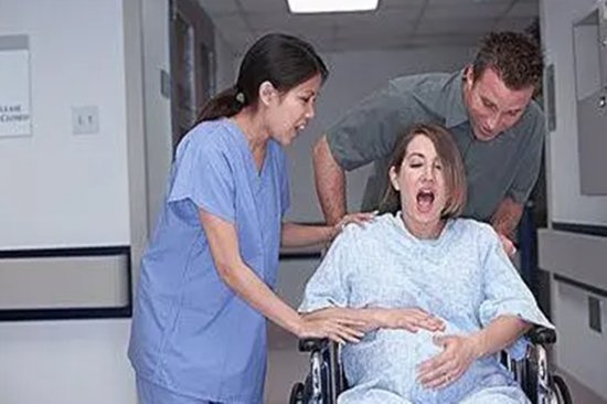 下车不过1分钟，孕妇站着在医院门口生产，网友：<em>取名</em>“<em>马</em>路生”