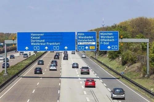 答读者<em>问</em>：德国高速公路不限速带来<em>哪些问题</em>